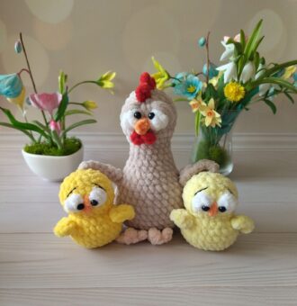 Милая вязаная композиция «Курочка с цыплятами» — идеальный подарок или элемент декора к Пасхе или для создания уютной атмосферы в доме. Набор состоит из трёх игрушек, выполненных в технике амигуруми: одна большая курочка и два очаровательных цыплёнка.