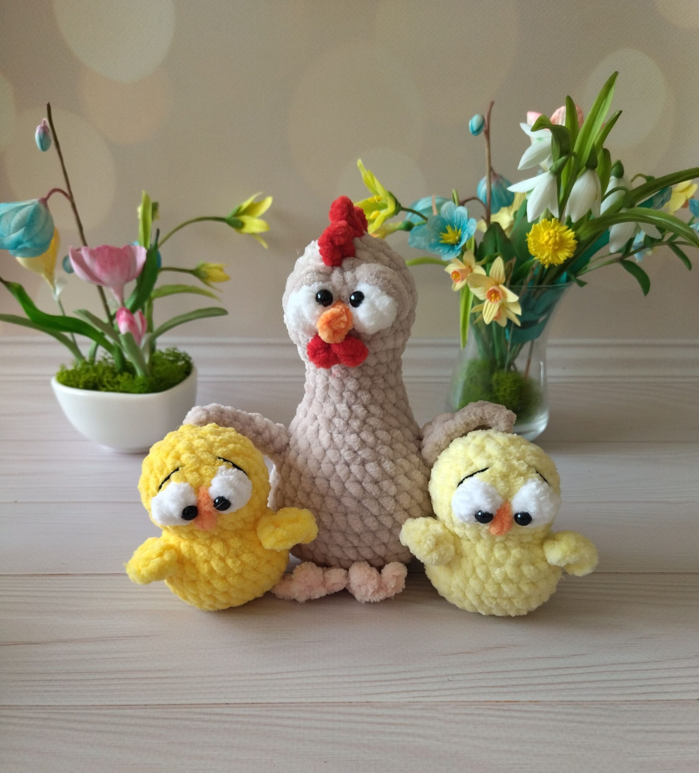 1768743932884 (1) Милая вязаная композиция «Курочка с цыплятами» — идеальный подарок или элемент декора к Пасхе или для создания уютной атмосферы в доме. Набор состоит из трёх игрушек, выполненных в технике амигуруми: одна большая курочка и два очаровательных цыплёнка.