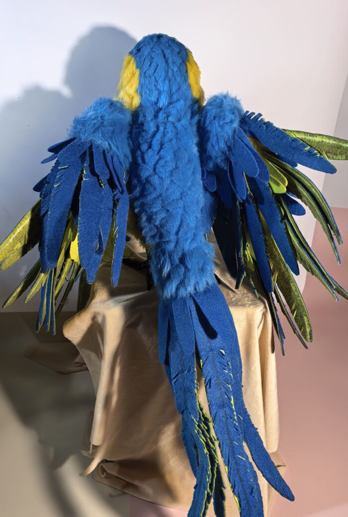 Мягкая игрушка «Попугай Ара» — воплощение экзотики в вашем доме!