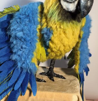 Мягкая игрушка «Попугай Ара» — воплощение экзотики в вашем доме!