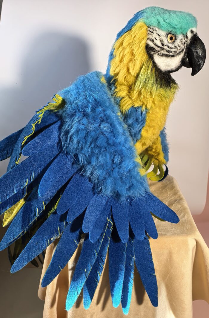 Мягкая игрушка «Попугай Ара» — воплощение экзотики в вашем доме!