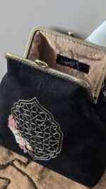 Сумочка с фермуаром, украшенная вышивкой рококо с маррокканским узором.