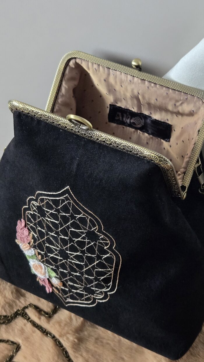 Сумочка с фермуаром, украшенная вышивкой рококо с маррокканским узором.