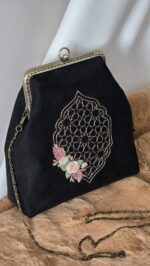 Сумочка с фермуаром, украшенная вышивкой рококо с маррокканским узором.