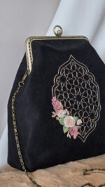 Сумочка с фермуаром, украшенная вышивкой рококо с маррокканским узором.