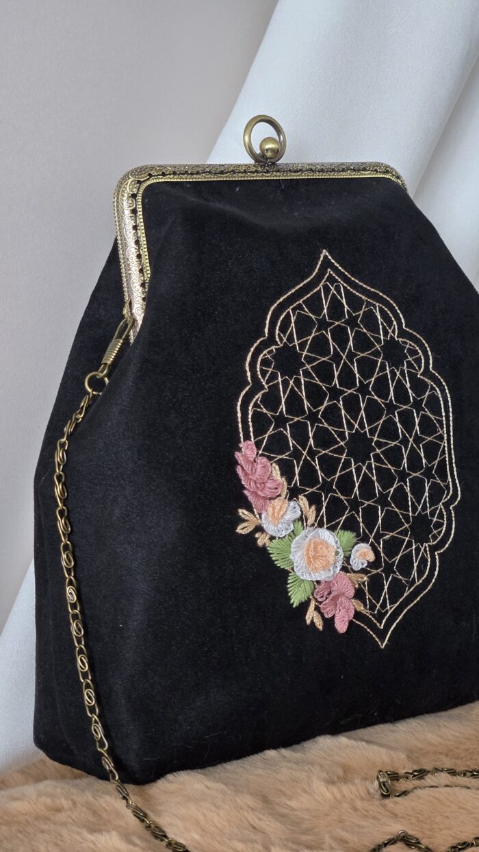 Сумочка с фермуаром, украшенная вышивкой рококо с маррокканским узором.