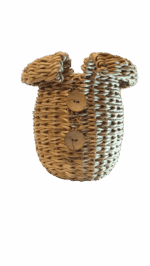 Плетёная корзина-ваза, выполненная в виде вязаного свитера с воротничком, станет изысканным украшением вашего интерьера. Идеально подходит для создания композиций с цветами и в дальнейшем для хранения мелочей. Выполнена в технике плетения из бумажной лозы. Высота 21 см, ширина по горлышку 12 см. Внутрь можно поставить емкость с водой. Изготавливается только на заказ.