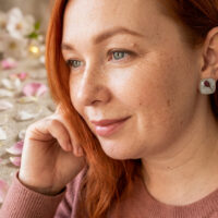 Серьги-пусеты с микробутоном розы: застывшая нежность