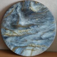 Премиум арт-объект «Ледяная бездна» (эпоксидная смола, срез камня, хрустальная крошка, ⌀50 см)