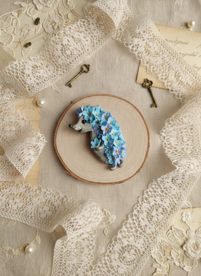 Брошь "Ёжик в незабудках" — изображение 2