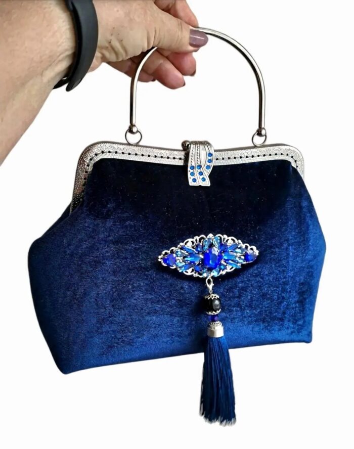 Сумка с фермуаром из темно-синего бархата с кистью — изображение 9