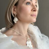 Серьги и кулон «Жемчужные лепестки»