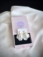 Серьги-пусеты ручной лепки из полимерной глины «Три лепестка» с жемчугом