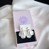 Серьги-пусеты ручной лепки из полимерной глины «Три лепестка» с жемчугом