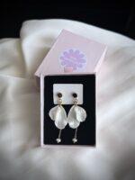 Серьги-пусеты из полимерной глины «Лепестки жемчужные» малые с жемчугом