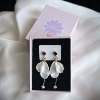 Серьги-пусеты из полимерной глины «Лепестки жемчужные» малые с жемчугом