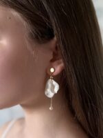 Серьги-пусеты из полимерной глины «Лепестки жемчужные» малые с жемчугом — изображение 2