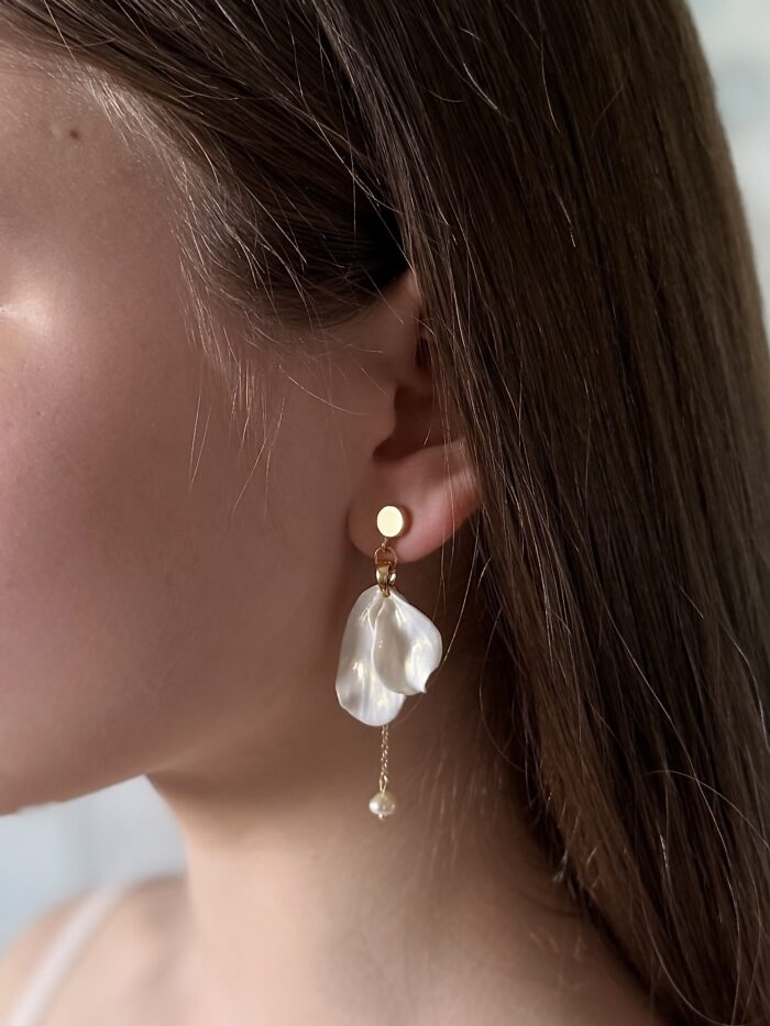 Серьги-пусеты из полимерной глины «Лепестки жемчужные» малые с жемчугом — изображение 2