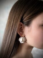 Серьги-пусеты ручной лепки из полимерной глины «Три лепестка» с жемчугом — изображение 2