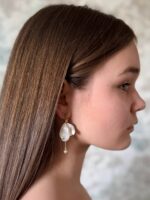 Серьги-пусеты из полимерной глины «Лепестки жемчужные» малые с жемчугом — изображение 3