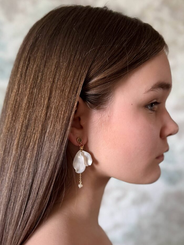 Серьги-пусеты из полимерной глины «Лепестки жемчужные» малые с жемчугом — изображение 3