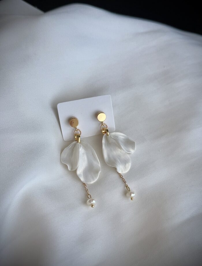 Серьги-пусеты из полимерной глины «Лепестки жемчужные» малые с жемчугом — изображение 4