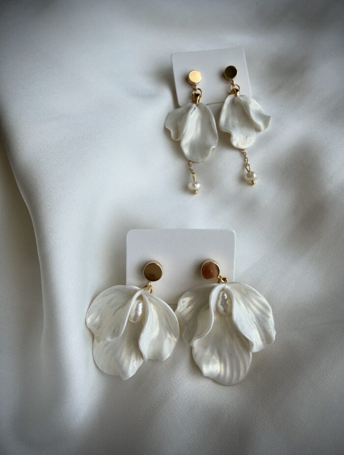 Серьги-пусеты ручной лепки из полимерной глины «Три лепестка» с жемчугом — изображение 3