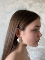 Серьги-пусеты ручной лепки из полимерной глины «Три лепестка» с жемчугом — изображение 4