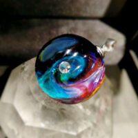 Космический кулон ручной работы из серии Сияющие Миры Созвездие Циркон