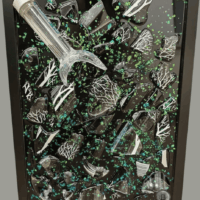 Премиум арт-объект «Изумрудный взрыв» (эпоксидная смола, глитер, разбитая бутылка, черная рамка)