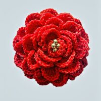 Брошь «Роза»: изящество ручной работы для любого случая.