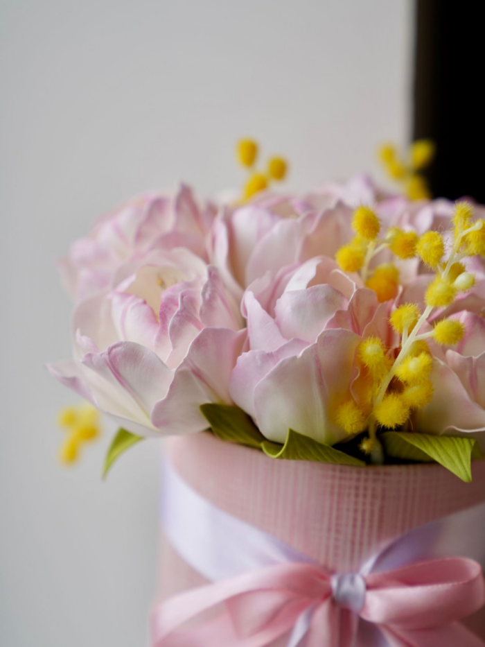 Светильник «Тюльпаны»: весенняя свежесть и мягкий свет в вашем доме.