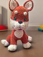 "Вязаный щенок хаски — пушистый друг для вашего ребёнка!"