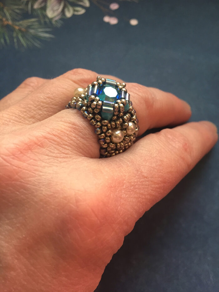 Браслет и кольцо. Скарапея - украшения ручной работы из кристаллов и бисера.