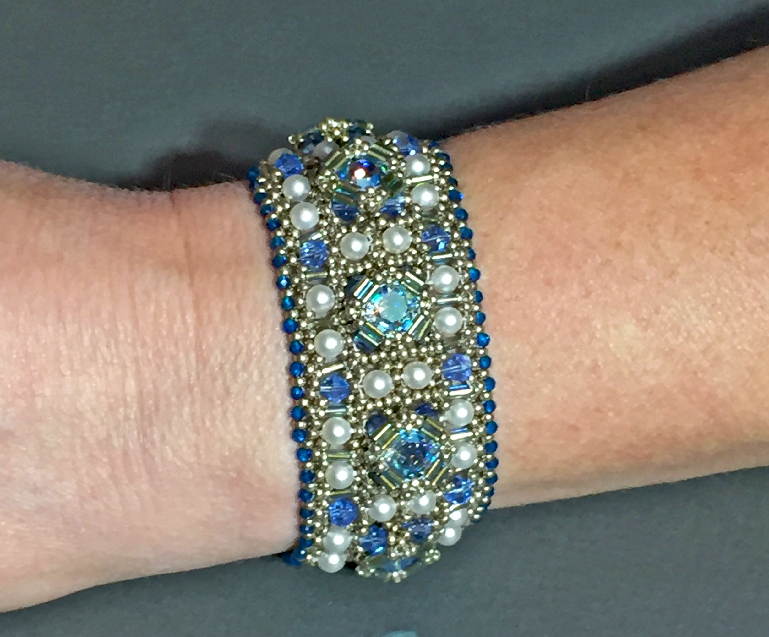 Браслет и кольцо. Скарапея - украшения ручной работы из кристаллов и бисера.