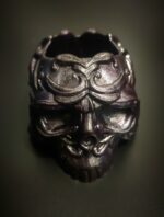 Кашпо-подставка в форме черепа "Сумеречный страж"