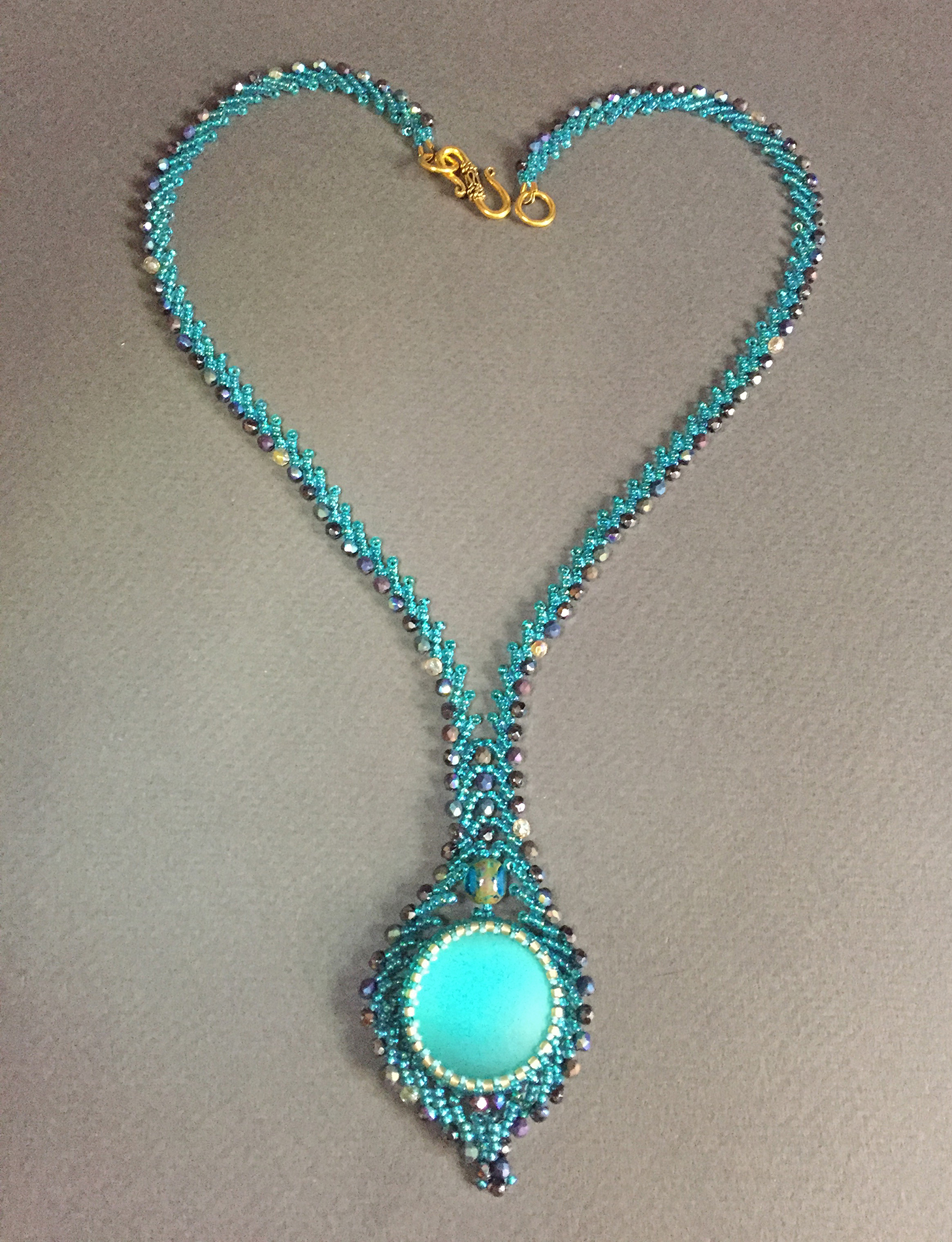 Колье. Скарапея - украшения ручной работы из кристаллов и бисера.