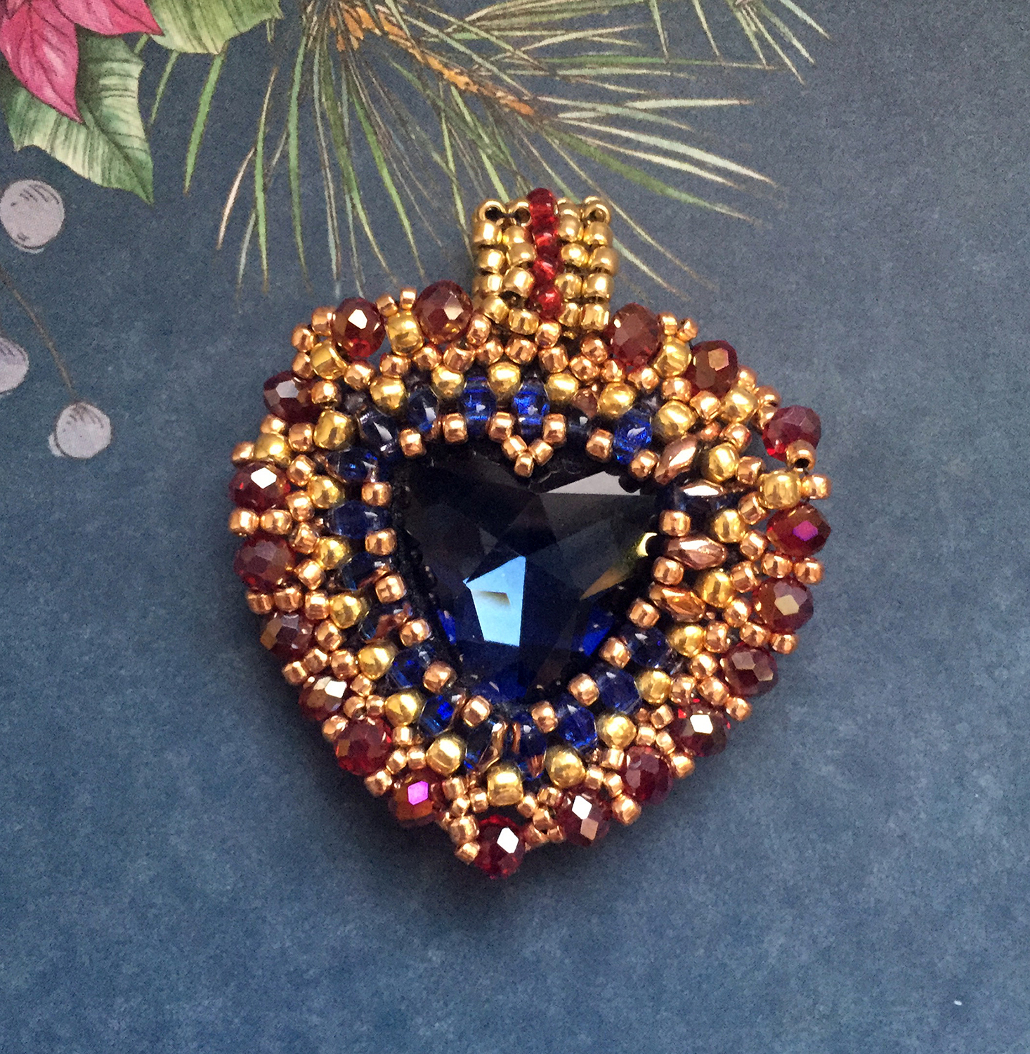 Кулон. Скарапея - украшения ручной работы из кристаллов и бисера.