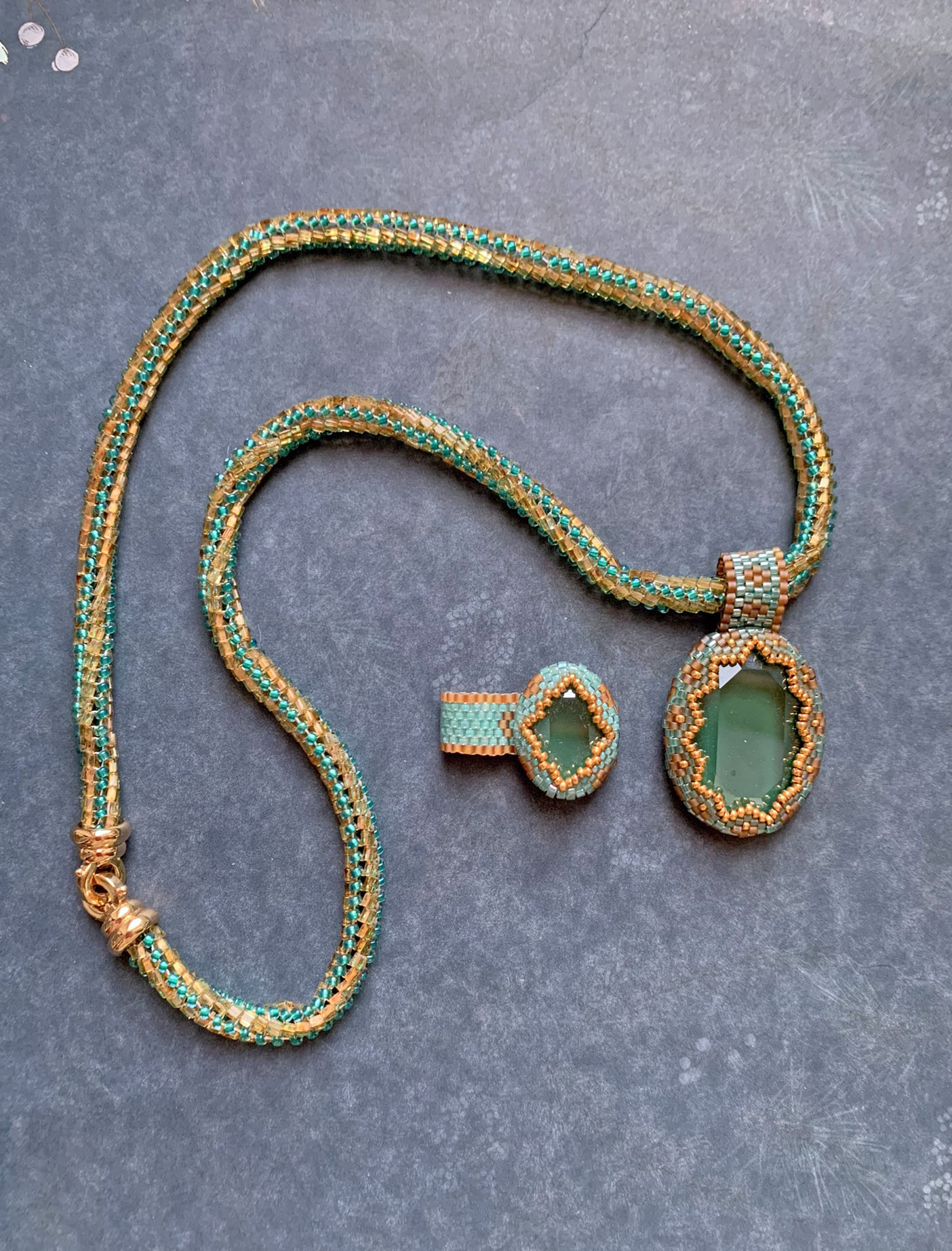 Комплект Колье и кольцо. Скарапея - украшения ручной работы из кристаллов и бисера.