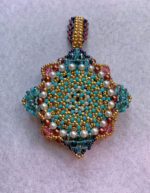 Кулон. Скарапея - украшения ручной работы из кристаллов и бисера.