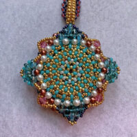 Кулон. Скарапея - украшения ручной работы из кристаллов и бисера.