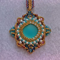 Кулон. Скарапея - украшения ручной работы из кристаллов и бисера.