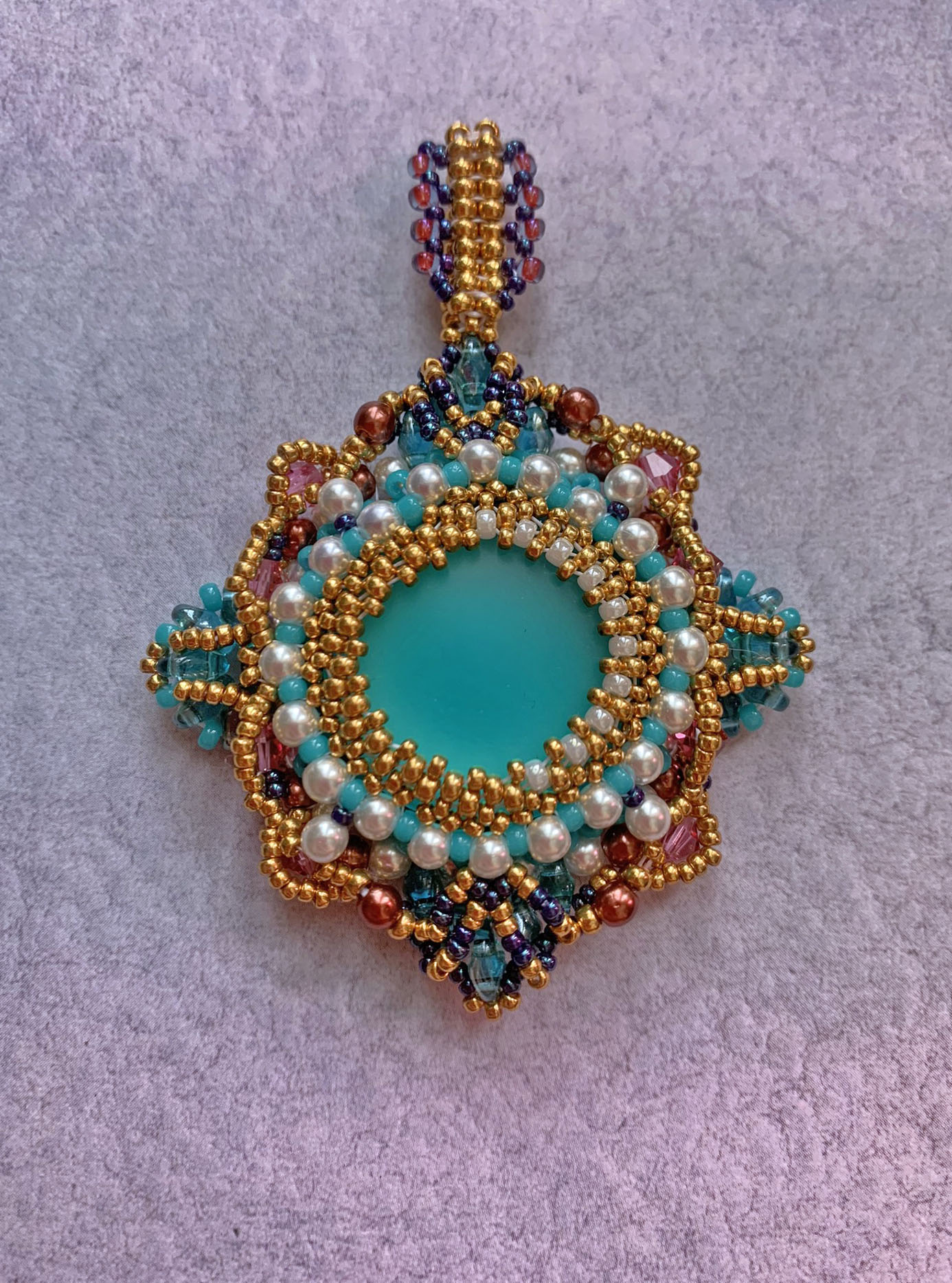 Кулон. Скарапея - украшения ручной работы из кристаллов и бисера.