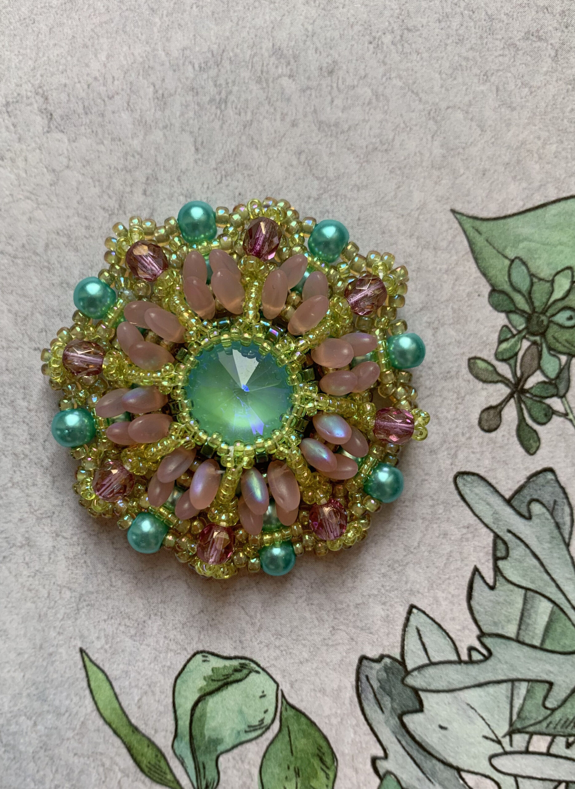 Брошь. Скарапея - украшения ручной работы из кристаллов и бисера.