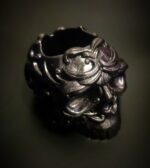 Кашпо-подставка в форме черепа "Сумеречный страж"