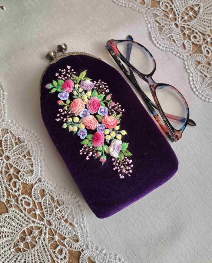 Футляр для очков с объемной вышивкой на фермуаре — изображение 2