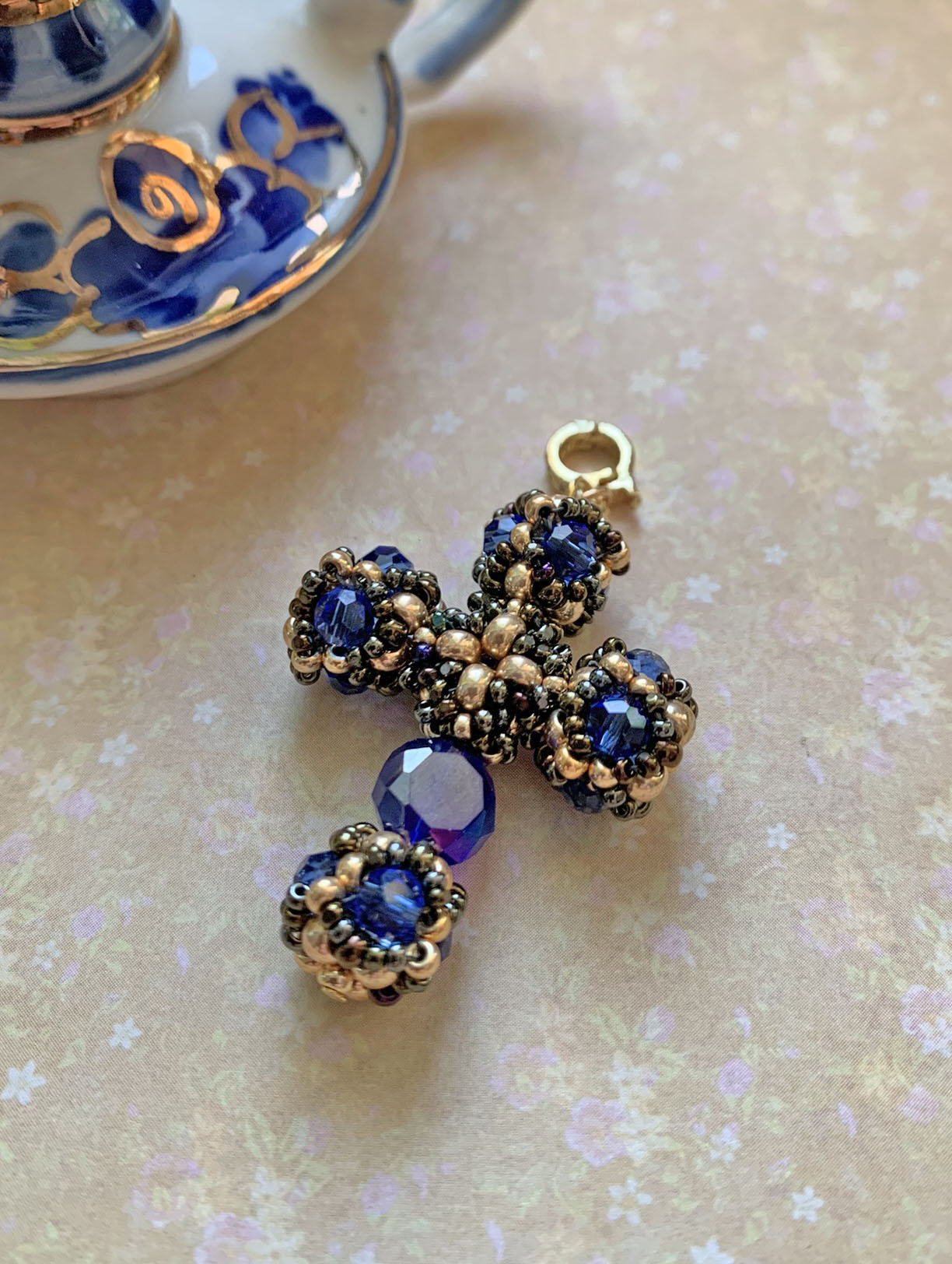 Кулон. Скарапея - украшения ручной работы из кристаллов и бисера.