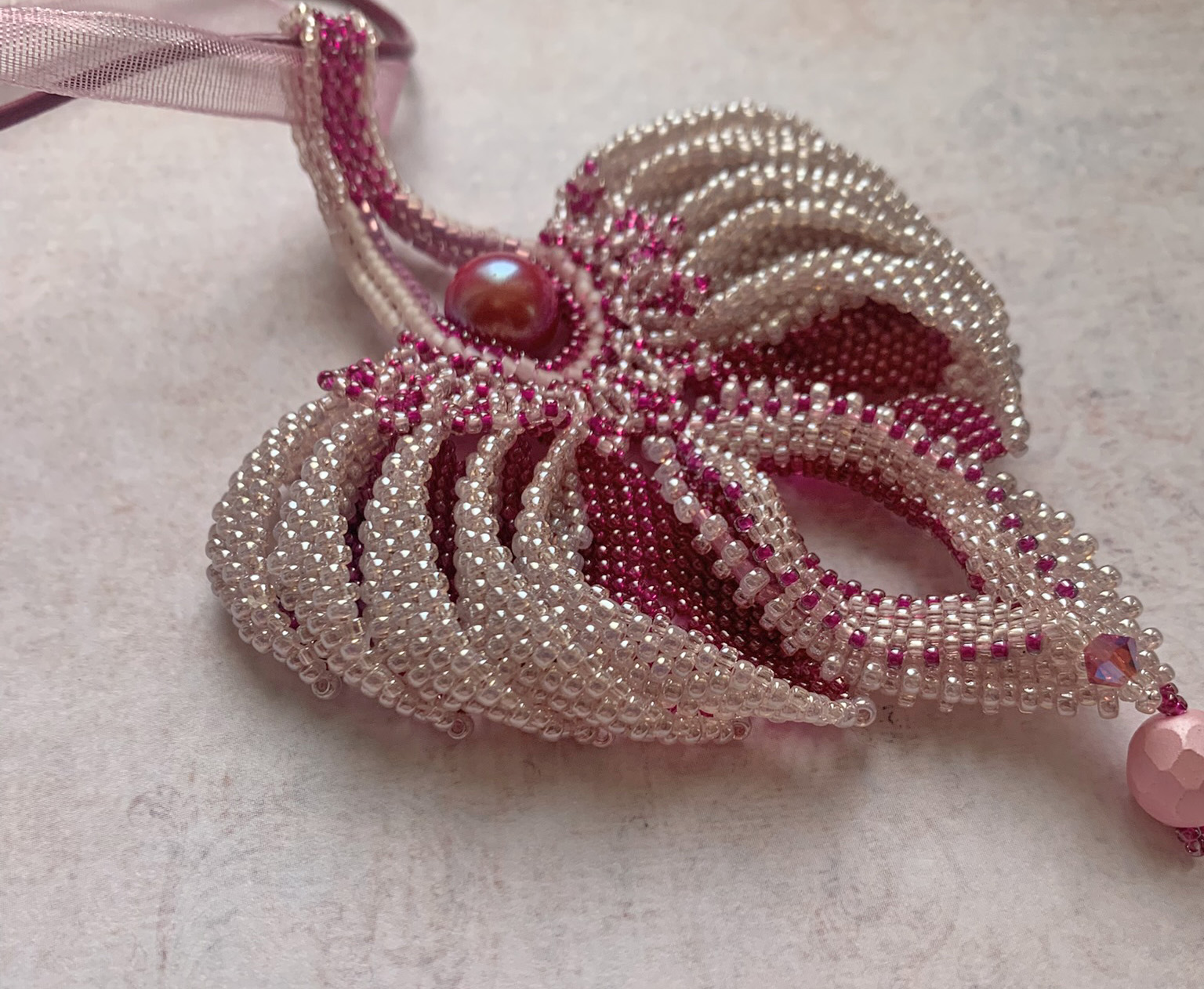 Кулон. Скарапея - украшения ручной работы из кристаллов и бисера.