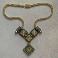 Колье. Скарапея - украшения ручной работы из кристаллов и бисера.