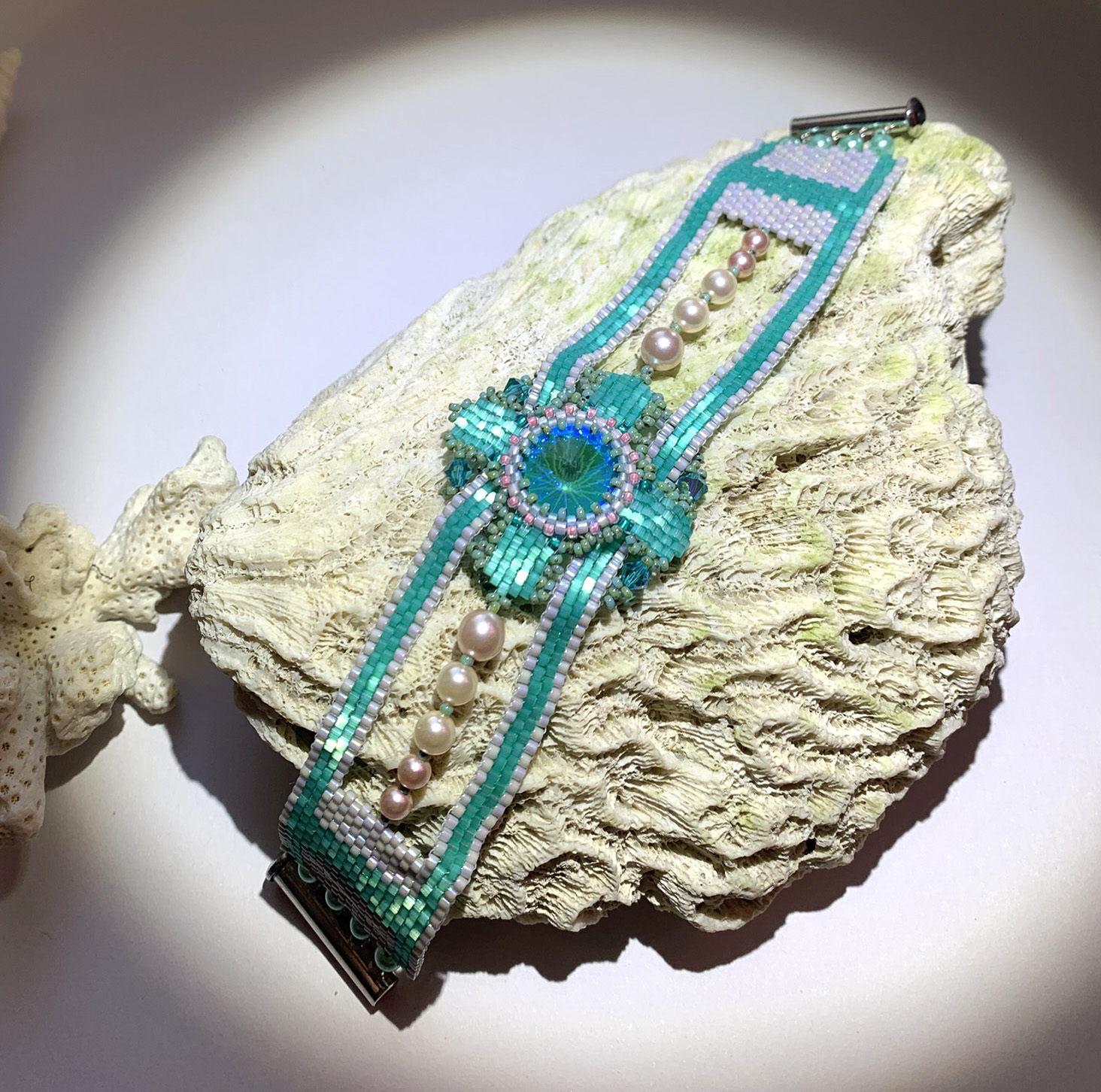 Браслет. Скарапея - украшения ручной работы из кристаллов и бисера.